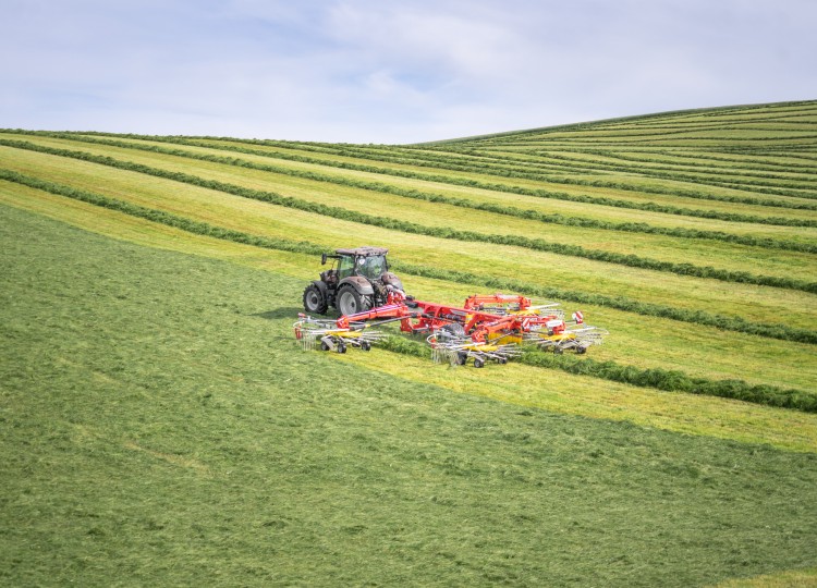 Pöttinger TOP VT 12540 C – Nová úroveň čtyřrotorového shrnování