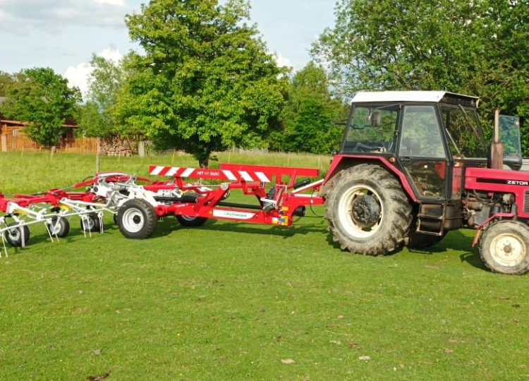 Modernizace na farmě: Efektivnější sklizeň díky novému obraceči Pöttinger HIT 8680