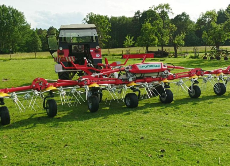 Modernizace na farmě: Efektivnější sklizeň díky novému obraceči Pöttinger HIT 8680