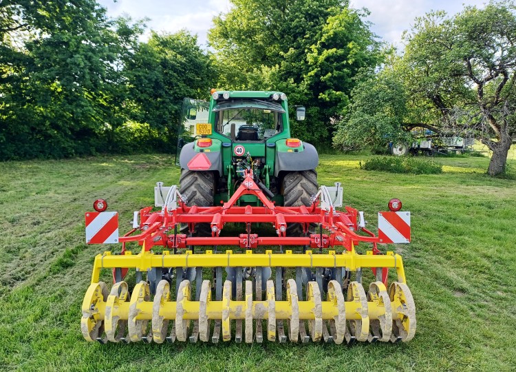 Modernizace s respektem k přírodě: Tomáš Láf vsadil na stroj od Agrozetu i evropskou podporu