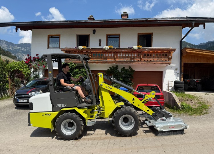 Nakladač Fliegl 25-27 – víc, než byste čekali od tak malého stroje.
