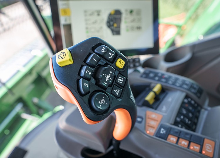 John Deere T6 700 – výkonný a inteligentní kombajn pro moderní sklizeň