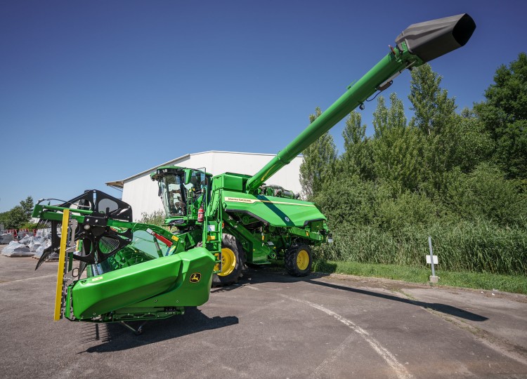 John Deere T6 700 – výkonný a inteligentní kombajn pro moderní sklizeň