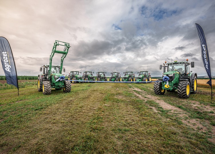 Osm traktorů, jedna vize: V ZS Dynín jsem předali flotilu John Deere. Společně sázíme na výkon i spolehlivost