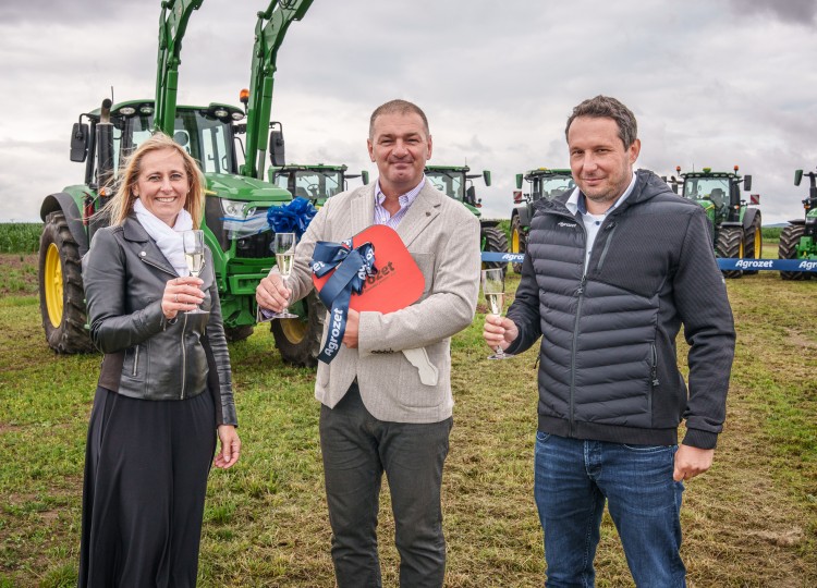 Osm traktorů, jedna vize: V ZS Dynín jsem předali flotilu John Deere. Společně sázíme na výkon i spolehlivost