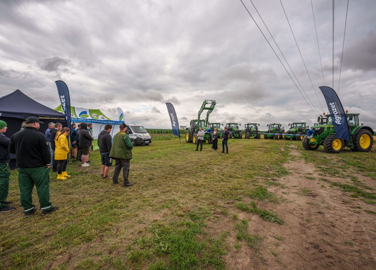 Osm traktorů, jedna vize: V ZS Dynín jsem předali flotilu John Deere. Společně sázíme na výkon i spolehlivost