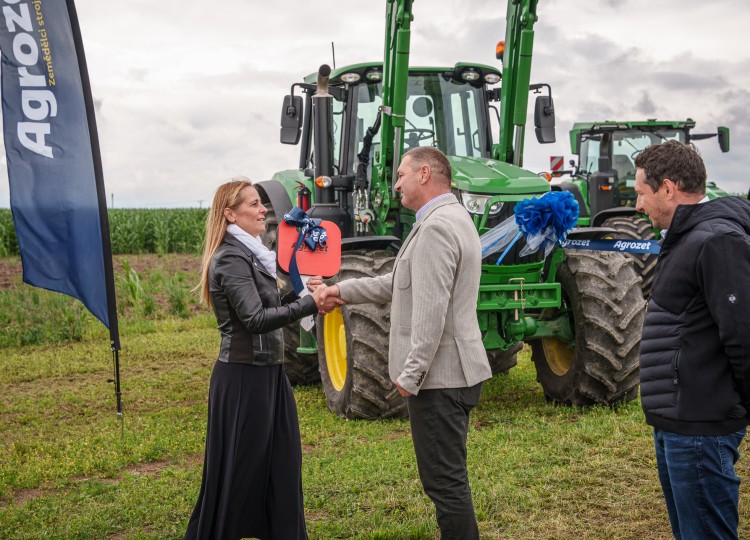 Osm traktorů, jedna vize: V ZS Dynín jsem předali flotilu John Deere. Společně sázíme na výkon i spolehlivost