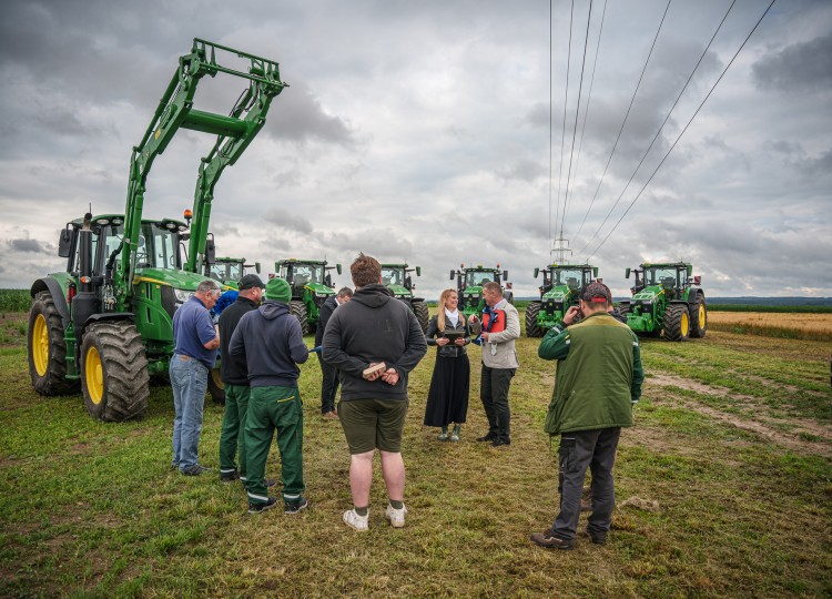 Osm traktorů, jedna vize: V ZS Dynín jsem předali flotilu John Deere. Společně sázíme na výkon i spolehlivost