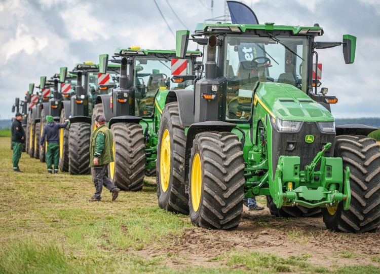 Osm traktorů, jedna vize: V ZS Dynín jsem předali flotilu John Deere. Společně sázíme na výkon i spolehlivost