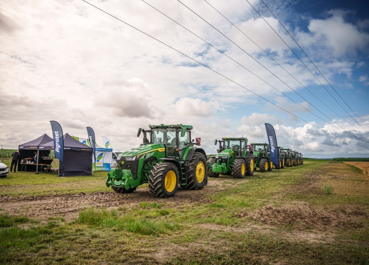 Osm traktorů, jedna vize: V ZS Dynín jsem předali flotilu John Deere. Společně sázíme na výkon i spolehlivost