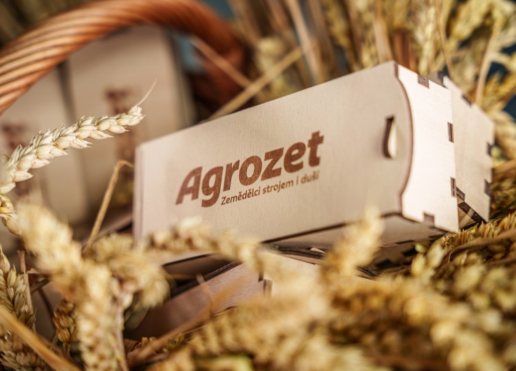 Osm traktorů, jedna vize: V ZS Dynín jsem předali flotilu John Deere. Společně sázíme na výkon i spolehlivost