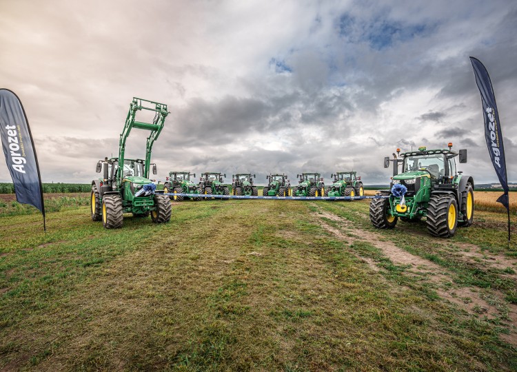 Osm traktorů, jedna vize: V ZS Dynín jsem předali flotilu John Deere. Společně sázíme na výkon i spolehlivost