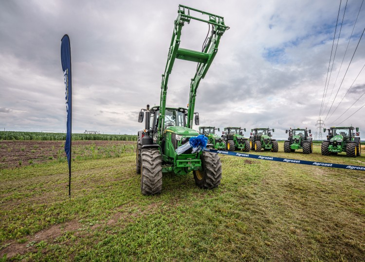 Osm traktorů, jedna vize: V ZS Dynín jsem předali flotilu John Deere. Společně sázíme na výkon i spolehlivost