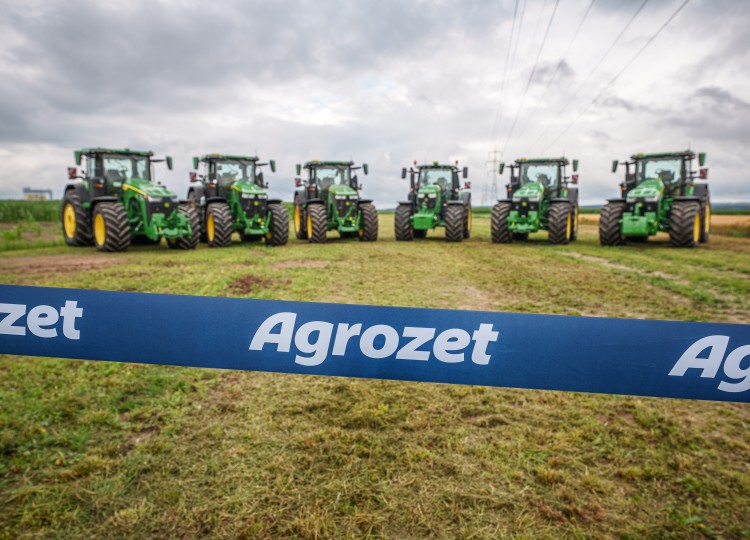 Osm traktorů, jedna vize: V ZS Dynín jsem předali flotilu John Deere. Společně sázíme na výkon i spolehlivost