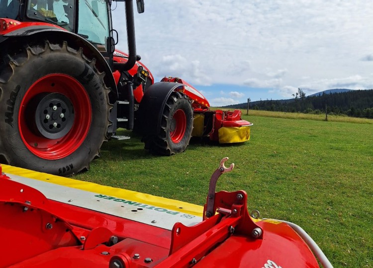 Stroje od nás u vás – Dvě sekačky, deset let zkušeností a spokojenosti na Farmě Michlovka