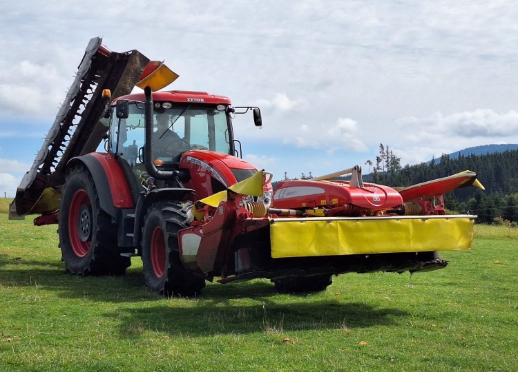 Stroje od nás u vás – Dvě sekačky, deset let zkušeností a spokojenosti na Farmě Michlovka