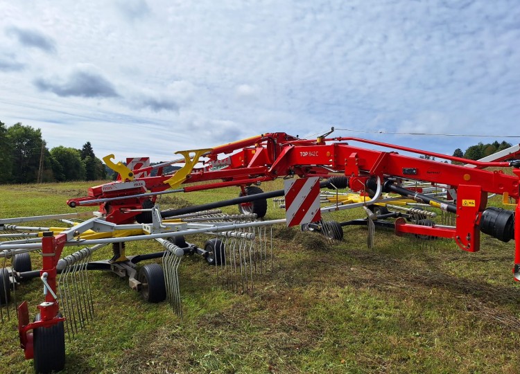 Stroje od nás u vás – Shrnovač Pöttinger TOP 842 C po 10 letech provozu na Farmě Michlovka