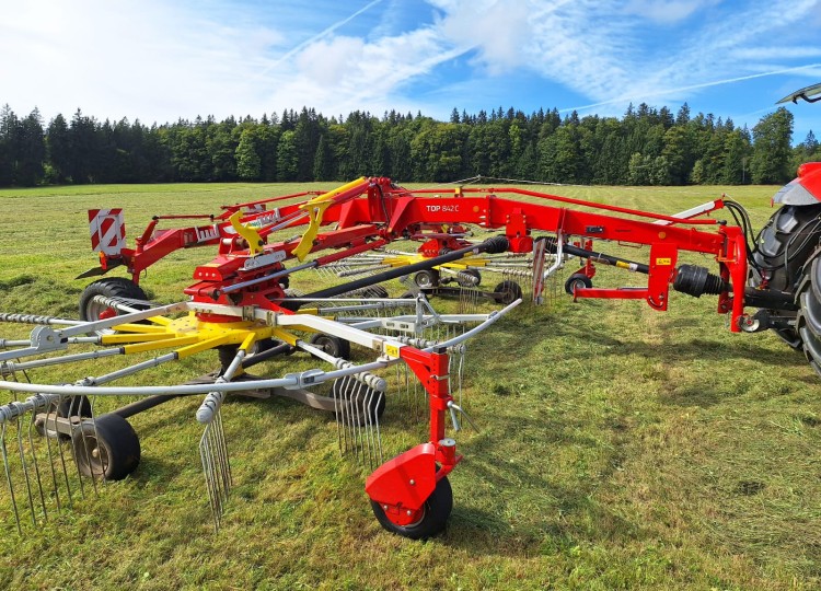 Stroje od nás u vás – Shrnovač Pöttinger TOP 842 C po 10 letech provozu na Farmě Michlovka