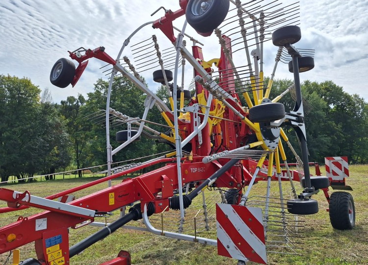 Stroje od nás u vás – Shrnovač Pöttinger TOP 842 C po 10 letech provozu na Farmě Michlovka