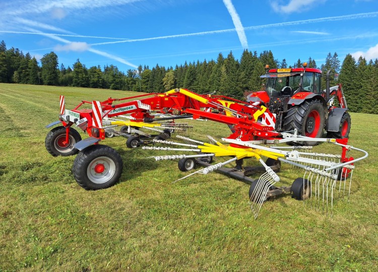 Stroje od nás u vás – Shrnovač Pöttinger TOP 842 C po 10 letech provozu na Farmě Michlovka