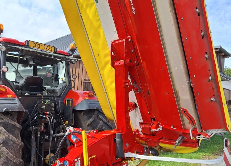 Stroje od nás u vás – Shrnovač Pöttinger TOP 842 C po 10 letech provozu na Farmě Michlovka