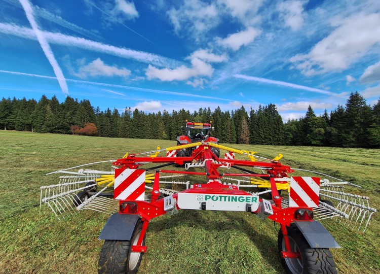 Stroje od nás u vás – Shrnovač Pöttinger TOP 842 C po 10 letech provozu na Farmě Michlovka