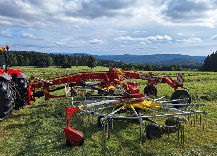 Stroje od nás u vás – Shrnovač Pöttinger TOP 842 C po 10 letech provozu na Farmě Michlovka