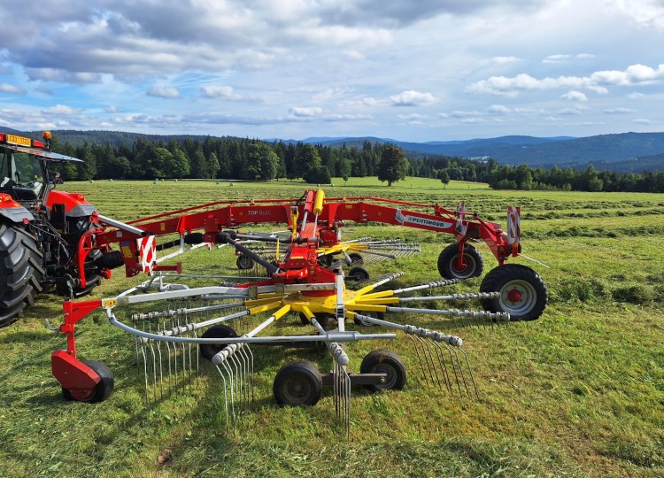 Stroje od nás u vás – Shrnovač Pöttinger TOP 842 C po 10 letech provozu na Farmě Michlovka