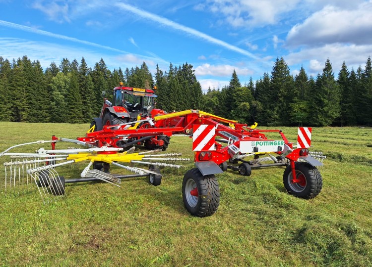 Stroje od nás u vás – Shrnovač Pöttinger TOP 842 C po 10 letech provozu na Farmě Michlovka