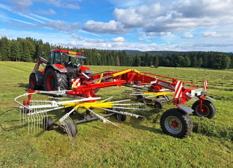 Stroje od nás u vás – Shrnovač Pöttinger TOP 842 C po 10 letech provozu na Farmě Michlovka