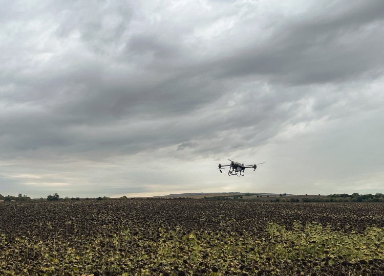 Aplikační drony DJI s Agrozetem poprvé v akci