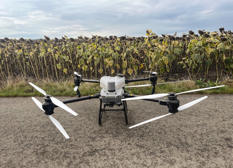 Aplikační drony DJI s Agrozetem poprvé v akci