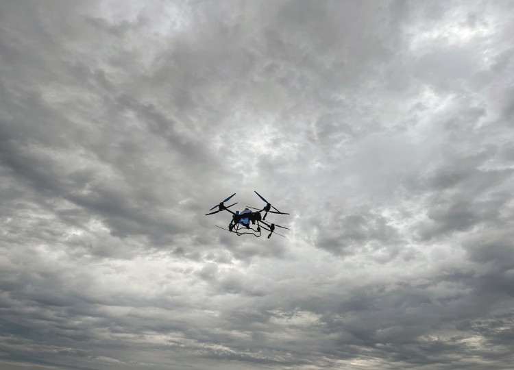 Aplikační drony DJI s Agrozetem poprvé v akci