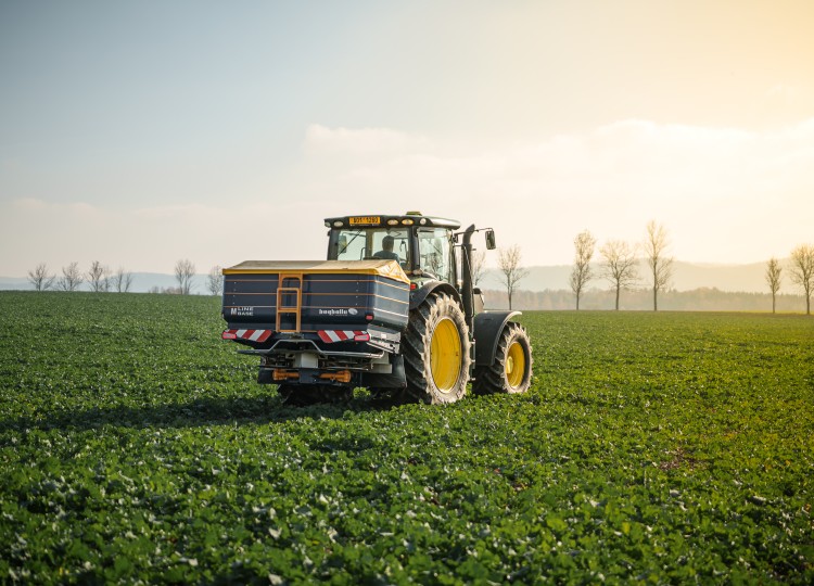 Bogballe M-35W ISOBUS na rodinné farmě Magočiových