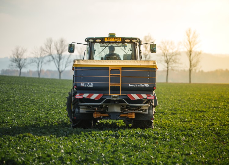 Bogballe M-35W ISOBUS na rodinné farmě Magočiových