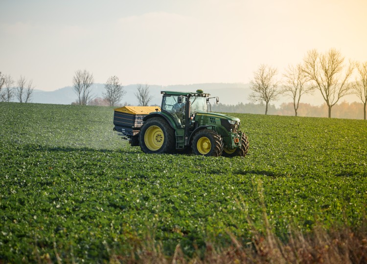 Bogballe M-35W ISOBUS na rodinné farmě Magočiových