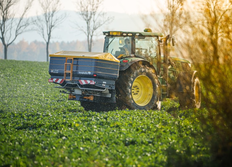 Bogballe M-35W ISOBUS na rodinné farmě Magočiových