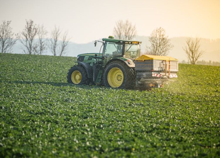 Bogballe M-35W ISOBUS na rodinné farmě Magočiových