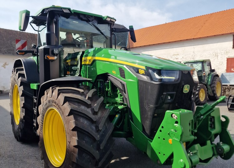 John Deere 8R 410 v ZD “Údolí” Olešná