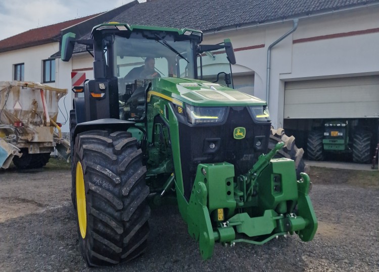John Deere 8R 410 v ZD “Údolí” Olešná