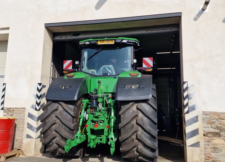 John Deere 8R 410 v ZD “Údolí” Olešná