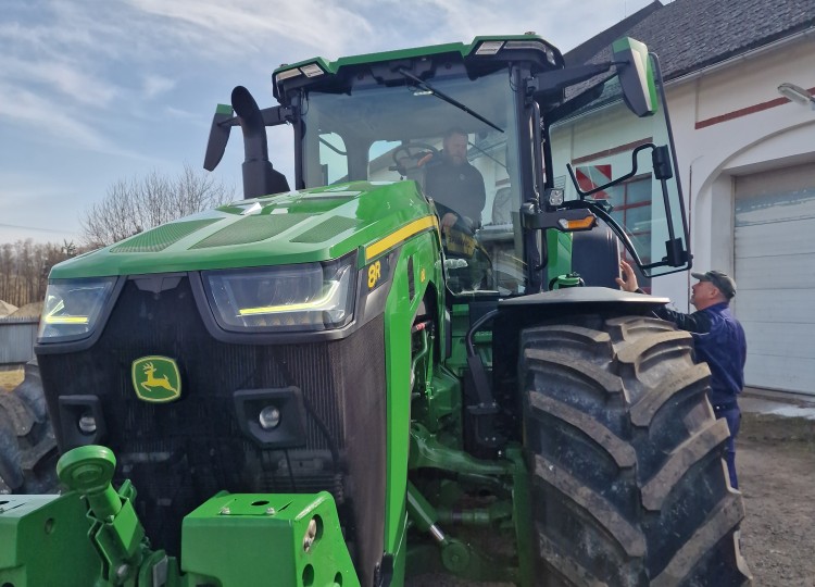 John Deere 8R 410 v ZD “Údolí” Olešná