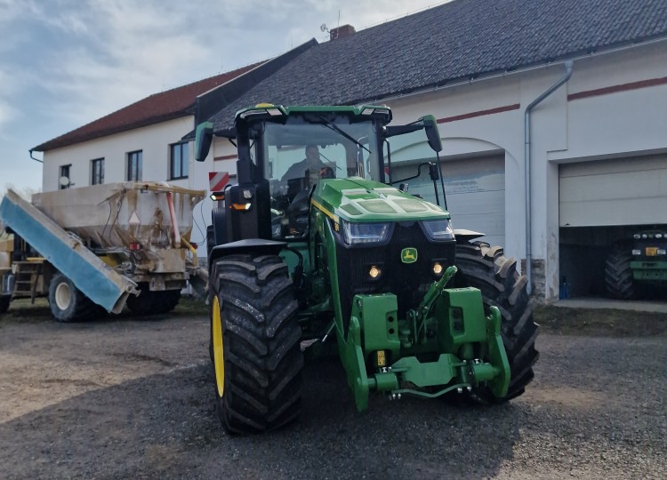 John Deere 8R 410 v ZD “Údolí” Olešná