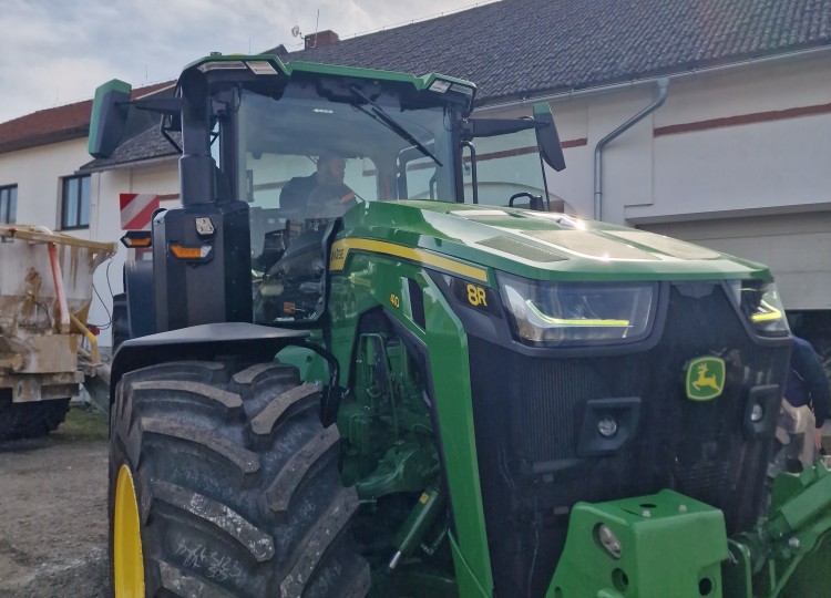 John Deere 8R 410 v ZD “Údolí” Olešná