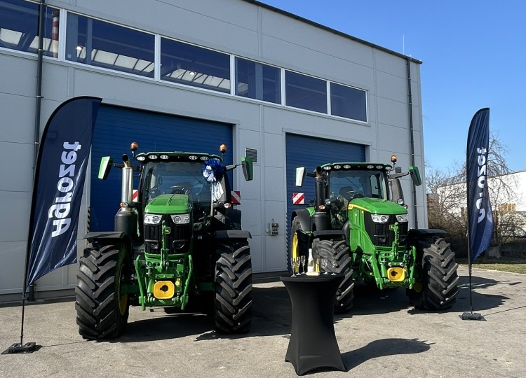 Stroje od nás u vás. John Deere 6R 250 na farmě Jaroslava Talafouse