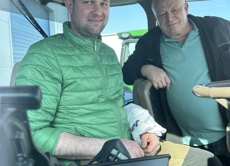 Stroje od nás u vás. John Deere 6R 250 na farmě Jaroslava Talafouse