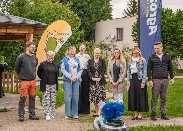 Agrozet daroval robotickou sekačku Domovu Bazalka