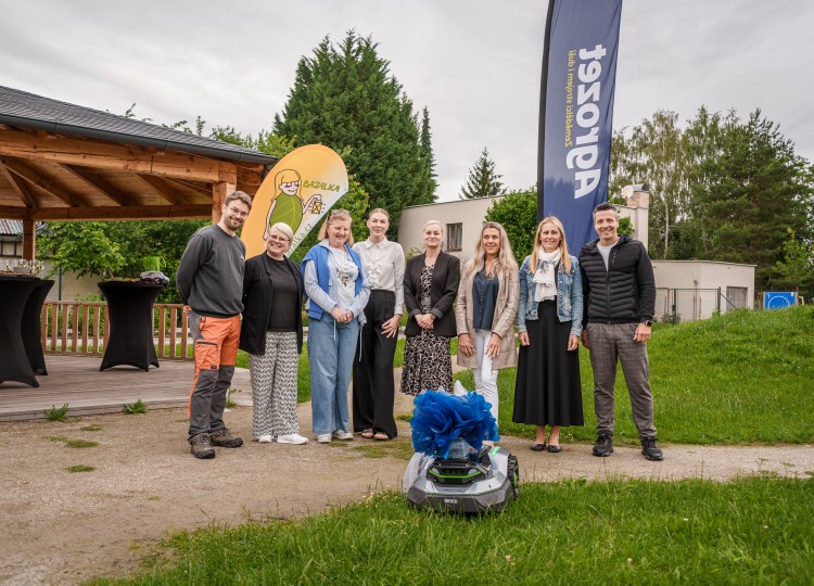 Agrozet daroval robotickou sekačku Domovu Bazalka