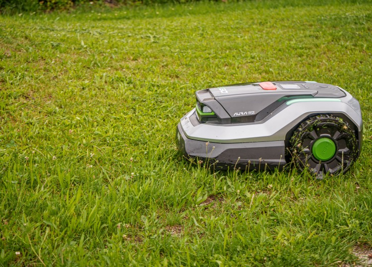 Agrozet daroval robotickou sekačku Domovu Bazalka