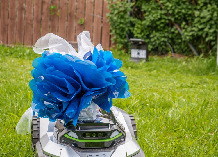 Agrozet daroval robotickou sekačku Domovu Bazalka